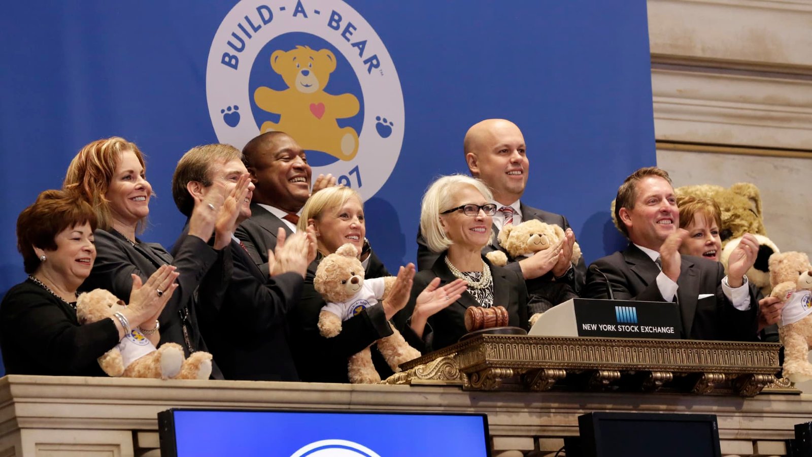 كيف تحولت شركة Build-A-Bear من أسهم صغيرة إلى أسهم رابحة في قطاع التجزئة كيف تحولت شركة Build-A-Bear من أسهم صغيرة إلى أسهم رابحة في قطاع التجزئة