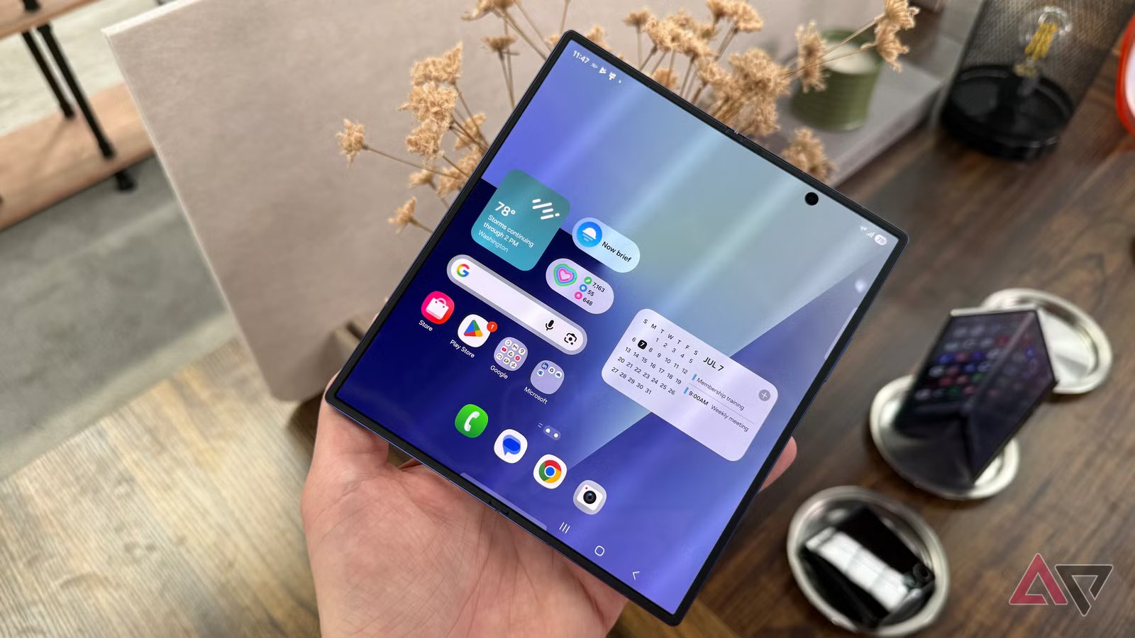 يبدو هاتف Galaxy Z Fold الأوسع من سامسونج بمثابة استجابته لجهاز iPhone القابل للطي