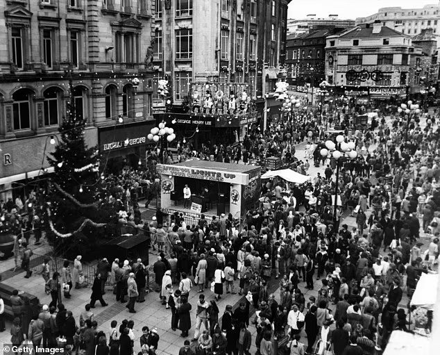 Christmas shopping before Amazon! The 1980s were the glory days of the nations bustling high streets - with Wizzard on loop, Walkmans selling out and dawn queues at Woolies Christmas shopping before Amazon! The 1980s were the glory days of the nations bustling high streets - with Wizzard on loop, Walkmans selling out and dawn queues at Woolies
