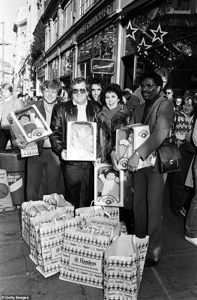 Christmas shopping before Amazon! The 1980s were the glory days of the nations bustling high streets - with Wizzard on loop, Walkmans selling out and dawn queues at Woolies Christmas shopping before Amazon! The 1980s were the glory days of the nations bustling high streets - with Wizzard on loop, Walkmans selling out and dawn queues at Woolies