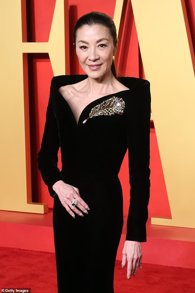How to wear a brooch without looking like your granny! As the traditional accessory makes a comeback, experts reveal tricks to make it fabulous not frumpy How to wear a brooch without looking like your granny! As the traditional accessory makes a comeback, experts reveal tricks to make it fabulous not frumpy