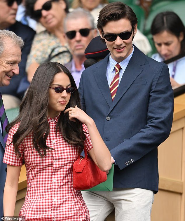 Body language expert says Olivia Rodrigo and Louis Partridges last outing before split seemed performative Body language expert says Olivia Rodrigo and Louis Partridges last outing before split seemed performative