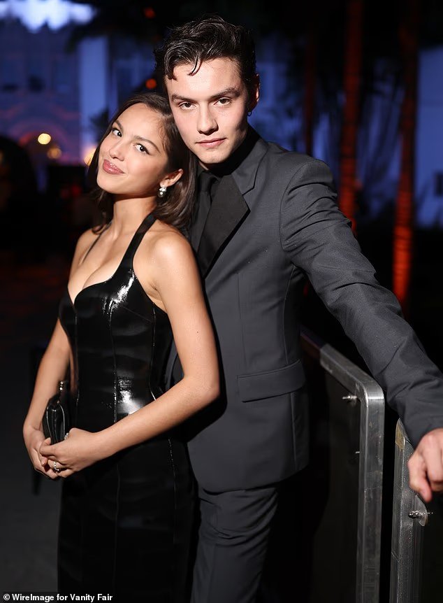Body language expert says Olivia Rodrigo and Louis Partridges last outing before split seemed performative Body language expert says Olivia Rodrigo and Louis Partridges last outing before split seemed performative
