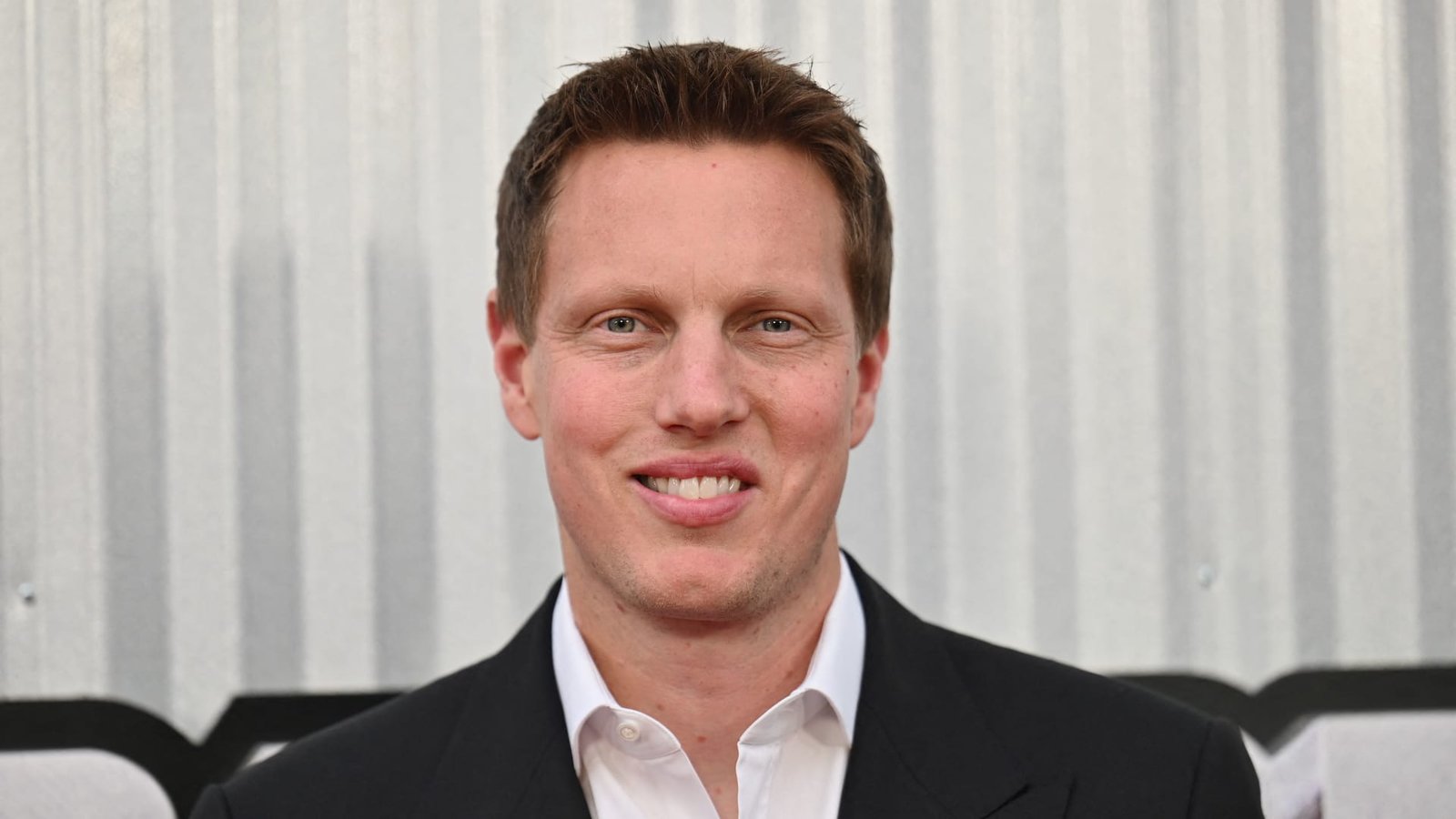 Paramount guarantees Larry Ellison backing in amended bid