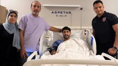 رغم الألم.. يزن النعيمات يداعب مدربه جمال السلامي أثناء زيارته بعد العملية