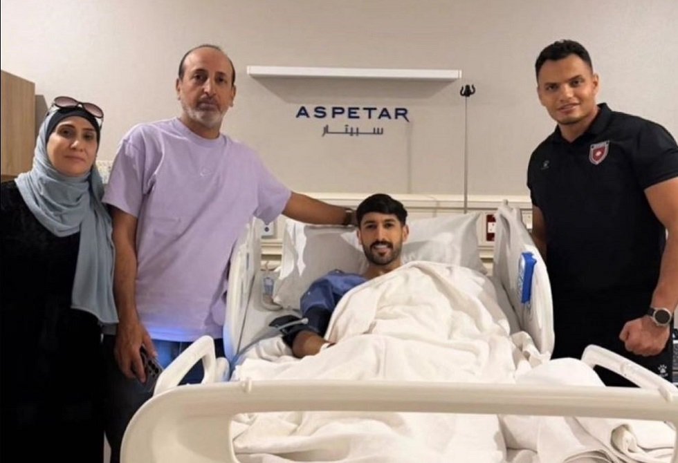 رغم الألم.. يزن النعيمات يداعب مدربه جمال السلامي أثناء زيارته بعد العملية