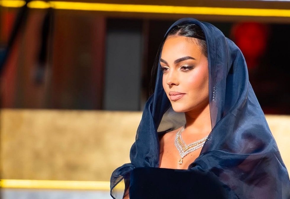وعدت وأوفت بوعدها.. خطيبة رونالدو ترسم البسمة على وجوه أطفال مستشفى بالسعودية وعدت وأوفت بوعدها.. خطيبة رونالدو ترسم البسمة على وجوه أطفال مستشفى بالسعودية