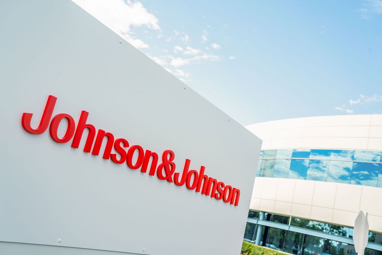 Johnson & Johnson to Pay .5 Million to Woman with Cancer Who Used Talcum Powder Johnson & Johnson to Pay .5 Million to Woman with Cancer Who Used Talcum Powder