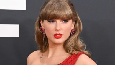Copy Taylor Swifts Agolde Jeans and Blazer Outfit from 