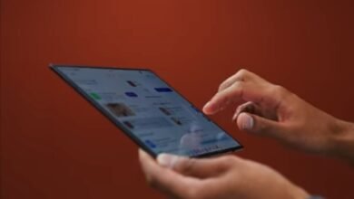 Samsung unveils a phone with a giant screen that folds in three layers!