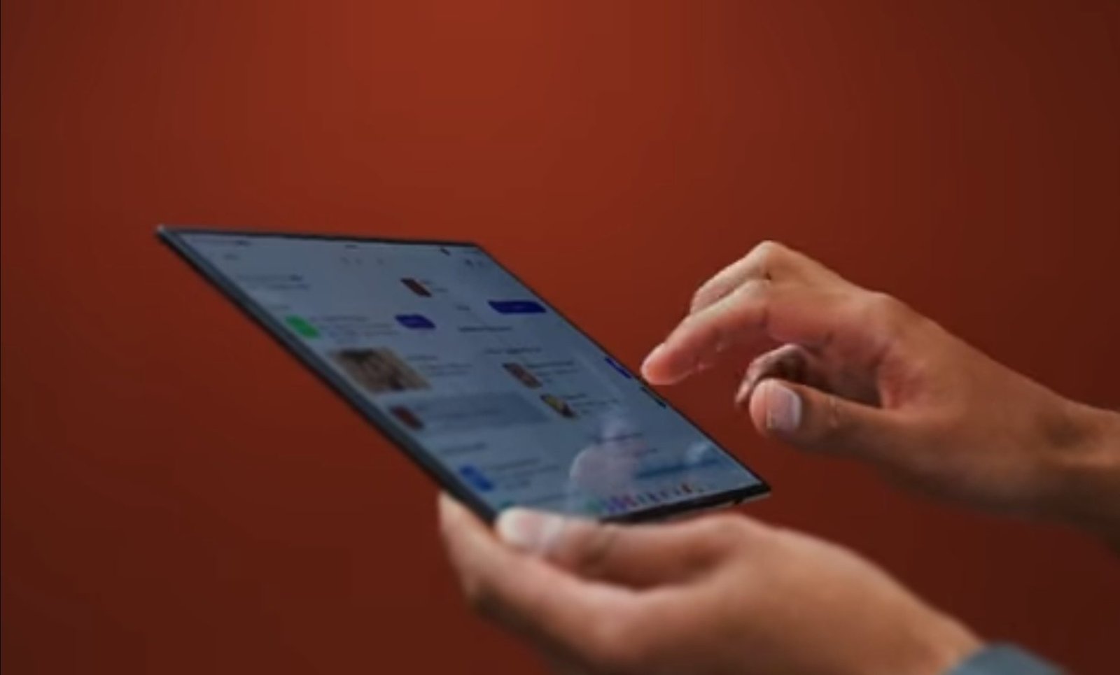 Samsung unveils a phone with a giant screen that folds in three layers!