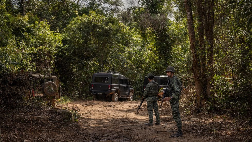 Clashes erupt along Thai