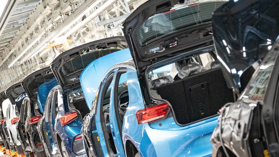 EU to abandon plan to phase out combustion engines