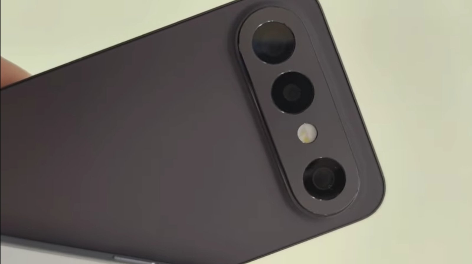 Vivo launches a new phone with distinct specifications and a comfortable design in the hand