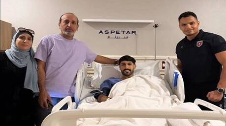 رغم الألم.. يزن النعيمات يداعب مدربه جمال السلامي أثناء زيارته بعد العملية