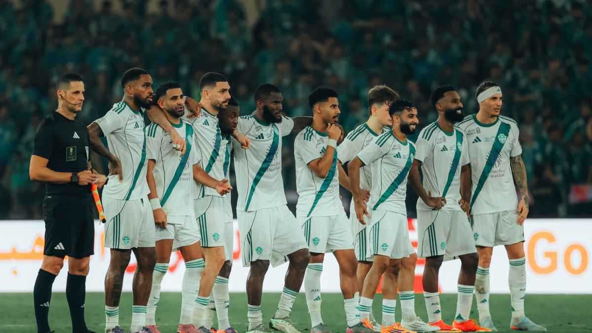 أول الراحلين عن الأهلي السعودي