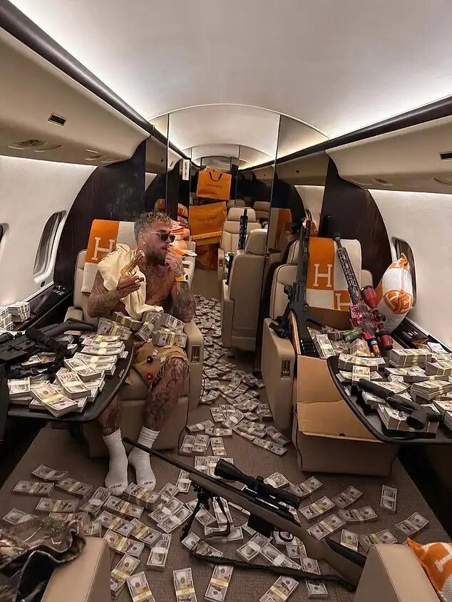 بعد كسر فكه أمام جوشوا.. جيك بول في طائرة مليئة بالأموال (صورة)