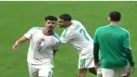 تصرف المهاجم الجزائري بونجاح مع زميله محرز بعد الفوز على السودان يثير جدلا واسعا