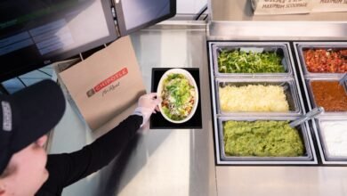 تحصل خطوط الماكياج الآلية Hyphen على استثمارات من Cava، Chipotle