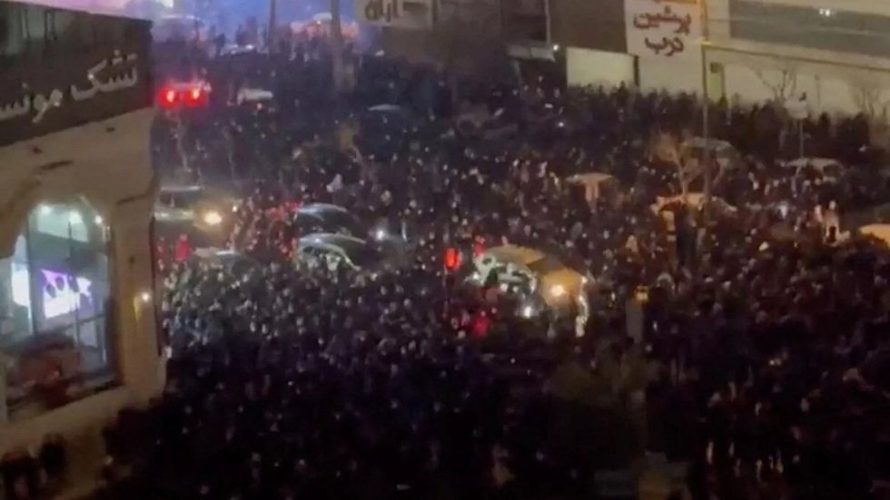 إيران.. مصرع مدع عام وعنصرين من الأمن خلال أعمال شغب واسعة النطاق في خراسان الشمالية