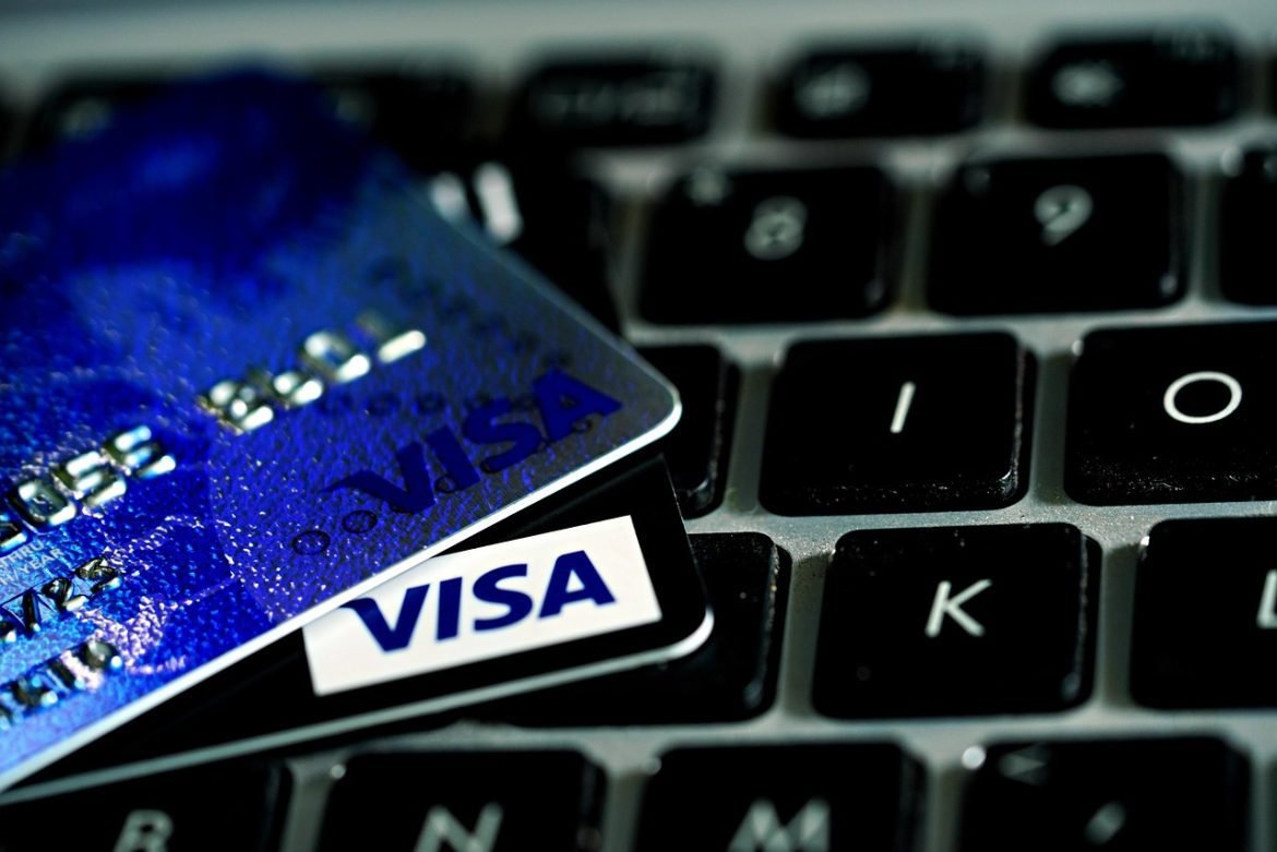 البيت الأبيض يُعلن عن توزيع “بطاقات ترامب” بفائدة 10% “قريبًا جدًا”!