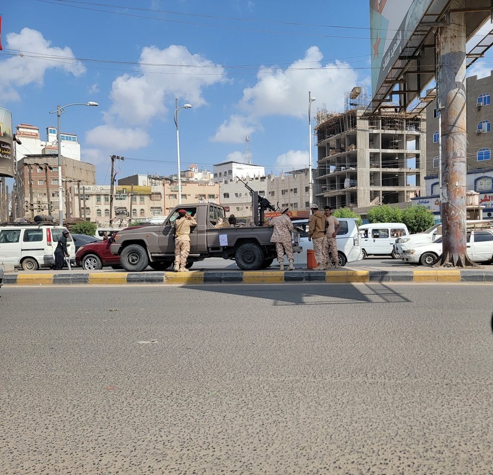 اليمن.. قرارات رئاسية تطال محافظ عدن وعددا من القيادات العسكرية البارزة