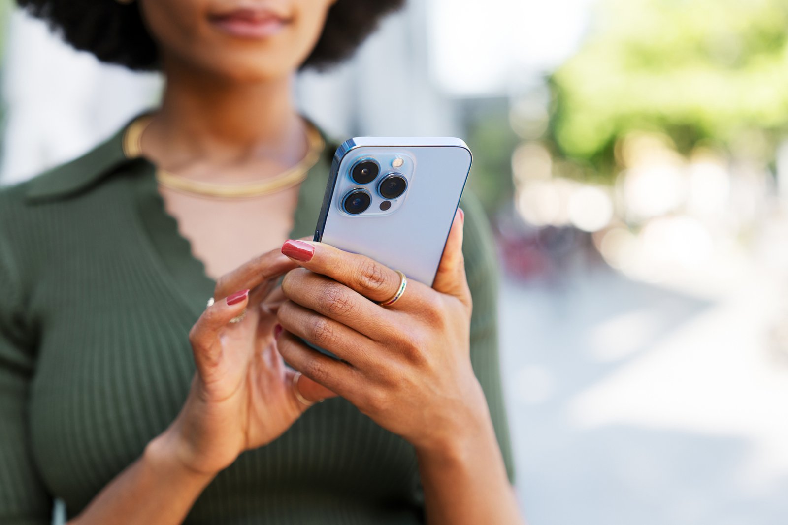 ثغرات خطيرة في نظام iOS.. آبل تطالب بالتحديث الفوري لحماية الأجهزة ثغرات خطيرة في نظام iOS.. آبل تطالب بالتحديث الفوري لحماية الأجهزة