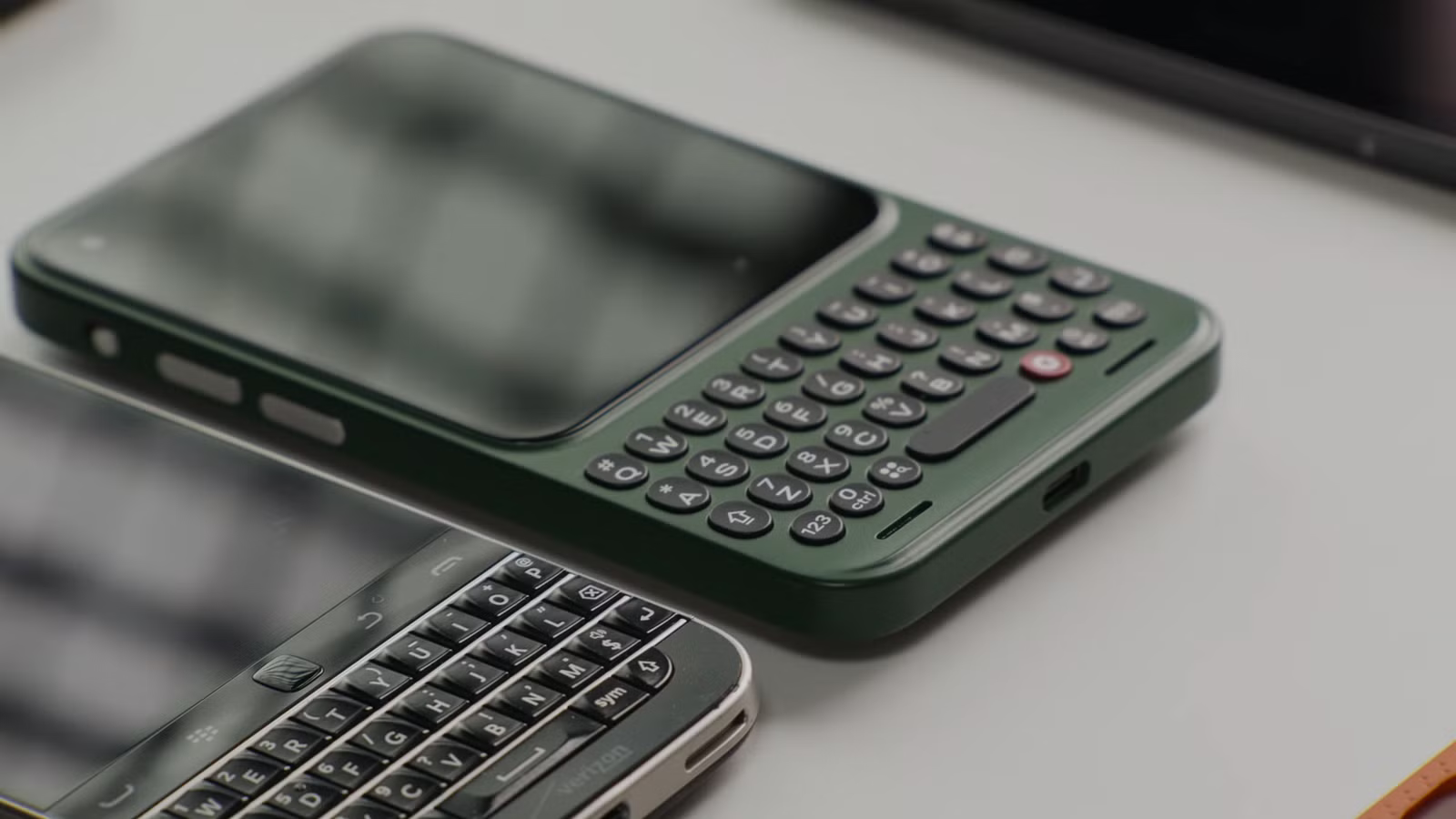 يجمع Click Communicator بين وظيفة Blackberry الكلاسيكية وشكل الهاتف الذكي الحديث