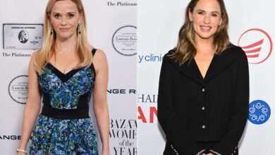 Reese Witherspoon and Jennifer Garner Wore Sweaters in Different Ways Reese Witherspoon and Jennifer Garner Wore Sweaters in Different Ways