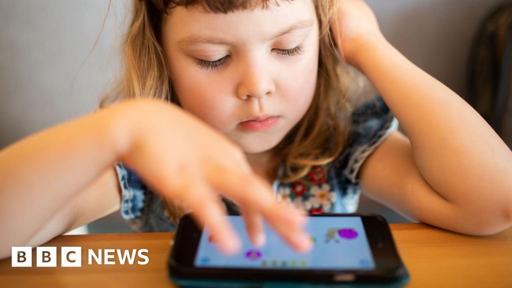 Parents of under-fives in England to be offered screen time guidance