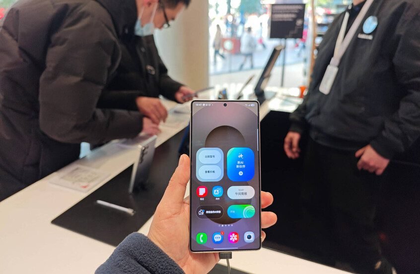 Samsung welcomes the new year with a competing phone