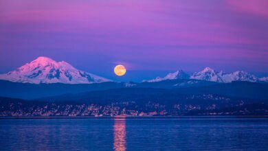 The January sky is preparing to receive the first giant full moon in 2026, coinciding with an exciting astronomical show