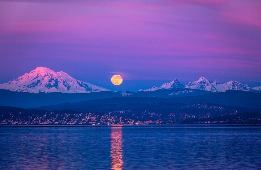 The January sky is preparing to receive the first giant full moon in 2026, coinciding with an exciting astronomical show