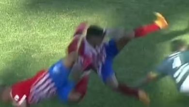 أول لاعب يستحق طردين!.. مدافع معار يوقع كارثة ضد زملائه السابقين