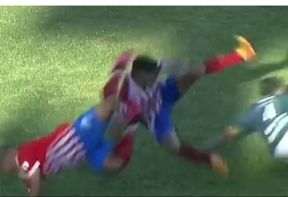 أول لاعب يستحق طردين!.. مدافع معار يوقع كارثة ضد زملائه السابقين