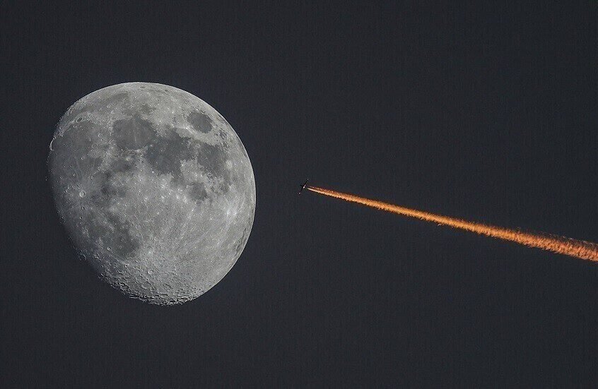 An American startup company plans to build hotels on the moon