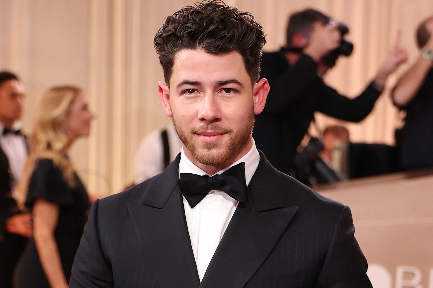 Nick Jonas Explains Why He Was Seen Stepping Outside of the Golden Globes in Viral Video Nick Jonas Explains Why He Was Seen Stepping Outside of the Golden Globes in Viral Video