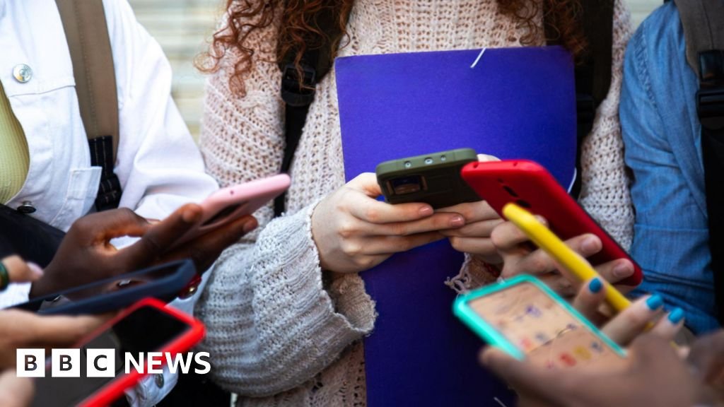 Use film-style age ratings to limit teens social media, say Lib Dems