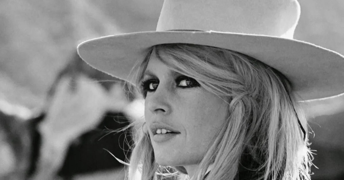 Brigitte Bardots funeral held in France, with hundreds coming out to honor the 1960s silver screen siren