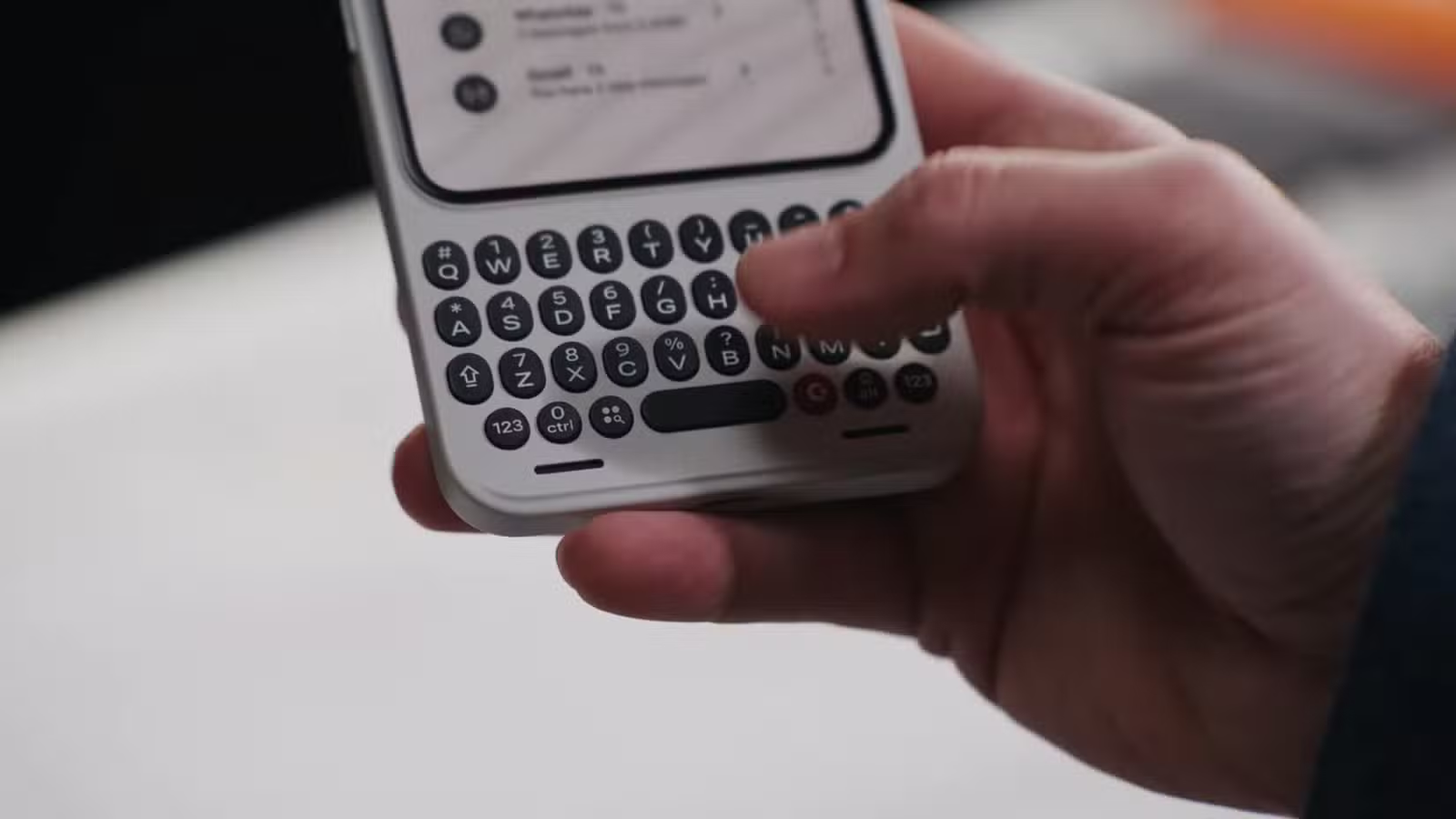 يجمع Click Communicator بين وظيفة Blackberry الكلاسيكية وشكل الهاتف الذكي الحديث
