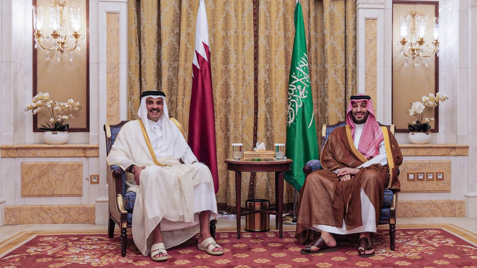 أمير قطر يبحث تطورات المنطقة في اتصالين مع ولي العهد السعودي والرئيس الإماراتي