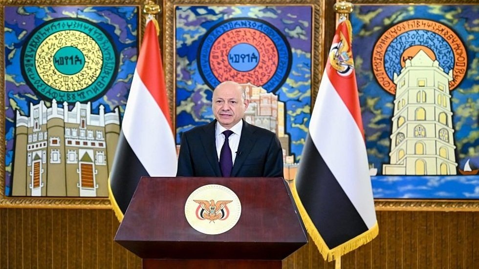 اليمن.. العليمي يعلن نجاح استلام المعسكرات ويوجه بإجراءات عاجلة لتعزيز الأمن والاستقرار اليمن.. العليمي يعلن نجاح استلام المعسكرات ويوجه بإجراءات عاجلة لتعزيز الأمن والاستقرار