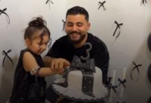 لولي تخطف الأنظار في عيدها الثالث.. أمير عموري يعيش أجمل لحظات الأبوة احتفل الفنان السوري أمير عموري بعيد الميلاد الثالث لابنته «لولي»، وسط أجواء عائلية مليئة بالفرح والمحبة، بحضور زوجته أحلام. وشارك الزوجان متابعيهما عبر مواقع التواصل الاجتماعي مجموعة من الصور واللقطات المميزة من الحفل، الذي طغى عليه ديكور أنيق باللونين الأسود والأبيض. وخطفت لولي الأنظار بإطلالتها اللافتة، إذ ظهرت بفستان أسود ونظارات شمسية، فيما شاركها والداها لحظات تقطيع قالب الحلوى والرقص، وعبّر أمير عن محبته الكبيرة لطفلته متمنيًا لها أيامًا مليئة بالحظ والسعادة. وكان الجمهور قد تعرّف إلى أمير عموري خلال مشاركته في الموسم الأول من برنامج «ذا فويس كيدز» عام 2016، عندما كان يبلغ 12 عامًا، ليظهر اليوم بصورة مختلفة كأب يحتفل بأجمل اللحظات العائلية مع ابنته.