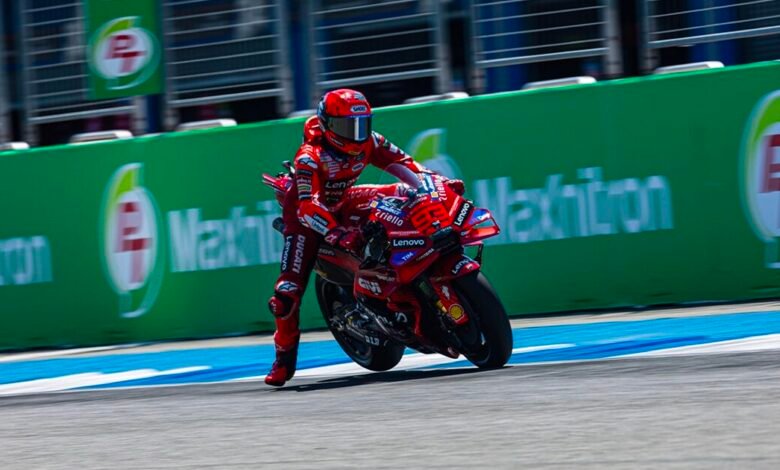 مارك ماركيز يكتسح أراغون ويشعل سباق MotoGP: فوز ثالث توالياً يقلص الفارق مع مارتن إلى 19 نقطة